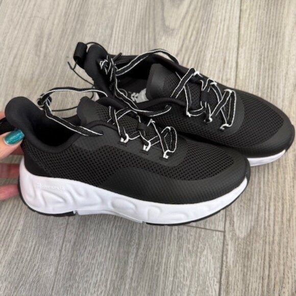 NWT All in Motion Sneakers in 2 Youth - Picture 1 of 3